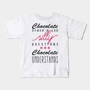 Chocolate doesn't ask silly questions Chocolate understands Kids T-Shirt